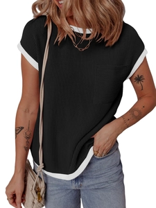 T-shirt noir en maille côtelée pour femme avec bordure contrastée blanche et poche poitrine