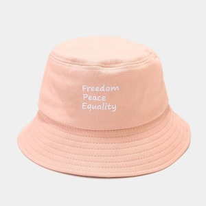 Détail de la broderie blanche Freedom Peace Equality sur le chapeau bob en coton rose