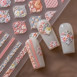 Adesivi 5D per nail art con motivi floreali a rilievo 3D su sfondo beige morbido e naturale