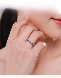 Modellansicht des S925 Sterlingsilber-Rings mit blauen Emaille-Augen im Detail