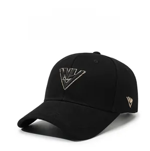 Vista dettagliata di un cappello da baseball nero con elegante logo WV ricamato.