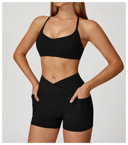 Détail du short de yoga taille haute avec taille en V et poches latérales noires