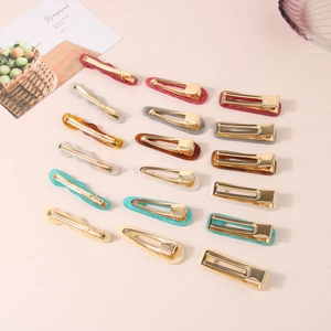 Lot de barrettes colorées en résine avec base en métal doré aux formes géométriques