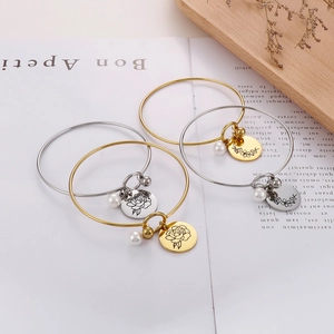 Armbänder aus Edelstahl mit Geburtsblumen-Gravur, weißen Perlen und floralen Anhängern
