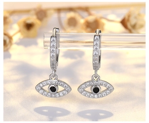 Dettaglio degli orecchini a occhio di Allah in argento con zirconi su un supporto