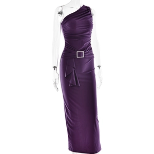 Detailaufnahme des dunkelvioletten One-Shoulder-Maxikleides mit Silberschnalle und Raffung