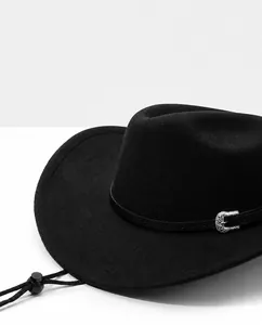 Details des schwarzen Cowboyhuts aus Wollfilz mit breiter Krempe und verstellbarem Band