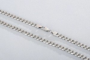 Détail du collier cœur en acier titane avec fermoir mousqueton et mailles gourmettes