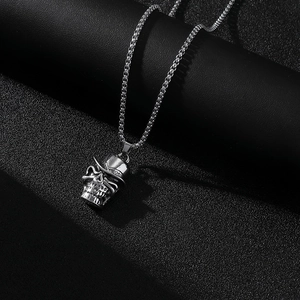 Vue macro détaillée d'un pendentif crâne en argent avec une chaîne maille vénitienne