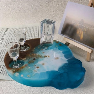 Hars dienblad met oceaan thema, blauwe golven en schelpen, inclusief drie kleine glazen