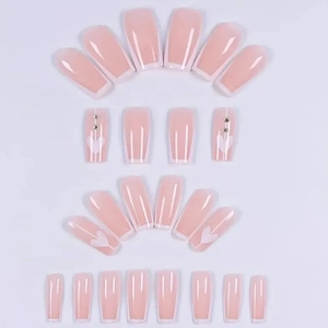 Faux ongles blancs classiques French avec motifs de cœur et petits strass brillants