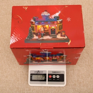 Weight measurement of 622g for the Christmas music box in its red holiday packaging