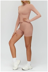 Détail de l'ensemble de sport rose côtelé sans couture avec passe-pouces et texture