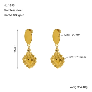 Vue détaillée des boucles d'oreilles cœur plaquées or 18 carats avec dimensions