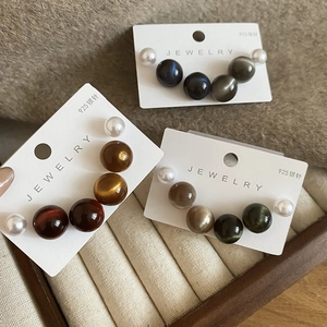 Détail du lot de boucles d'oreilles en perles de résine avec tiges en argent 925 sur carte