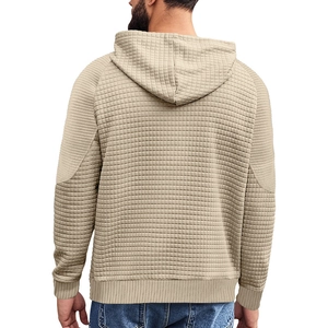 Rückansicht eines Mannes in einem beigen Waffel-Kapuzenpullover mit Kapuze und klarem Stil