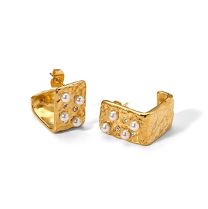 Detail of 18K gold stainless steel earrings with hammer texture, pearls and crystals