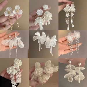 Boucles d'oreilles pendantes fleurs et nœuds blancs élégantes avec perles