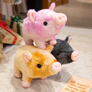 Trois adorables peluches de cochon rose orange et gris empilées dans un décor chaleureux