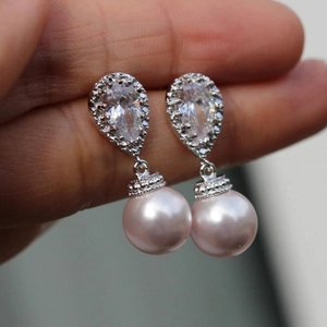 Eleganti orecchini a goccia con zircone e perla rosa e pavé di diamanti scintillanti