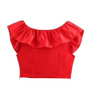 Détail du crop top rouge à volants en satin avec fermeture éclair latérale invisible