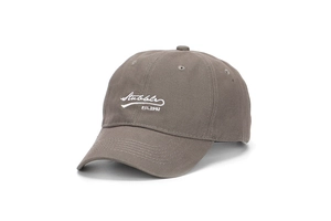 Détail de la broderie blanche Stubble sur une casquette vintage en coton marron