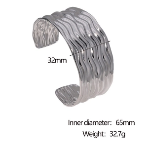 Détail d'un bracelet jonc ondulé argenté avec largeur 32mm et diamètre interne 65mm
