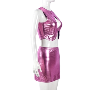 Vue latérale de l'ensemble deux pièces rose métallisé avec crop top et jupe moulante sur mannequin