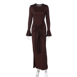 Détails du nœud à la taille et des poignets volantés sur une robe marron à manches longues
