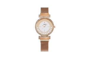 Détail d'une montre en or rose à maille milanaise avec cristaux flottants et lunette strass