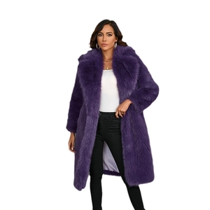 Elegante cappotto midi in finta pelliccia viola con ampio colletto per donna