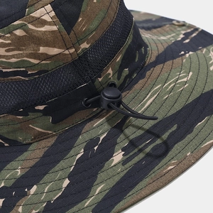 Détail du chapeau de randonnée camouflage avec bande en maille et cordon ajustable
