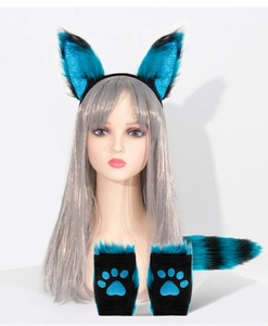 Détail de l'ensemble oreilles de renard en peluche bleue et noire, queue et gants