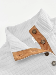 Detailopname van heren sweatshirt met opstaande kraag, knoopsluiting en jacquard textuur