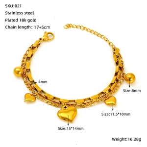 Détails du bracelet double couche doré avec cœurs et mailles gourmettes en acier inoxydable