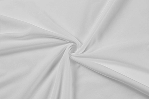 Nahaufnahme von weißem, seidigem Netzstoff mit elegantem Fall und Satin-Glanz