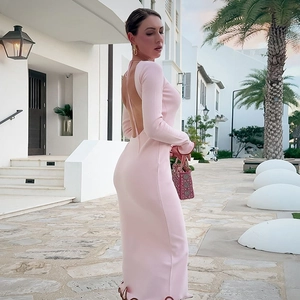 Detalle de un vestido de punto rosa de manga larga con un elegante diseño de espalda aire