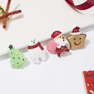 Makroaufnahme von 4-teiligen Weihnachts-Resin-Anhängern mit Glitzerbaum und Weihnachtsmann