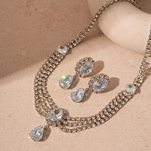 Ensemble luxueux collier argenté multicouche et boucles d'oreilles avec pierres zircon