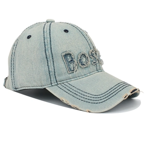 Detailansicht der hellblauen Denim-Baseballkappe mit abgenutztem Boston-Stickmuster