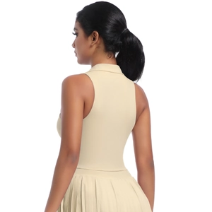 Détail d'un gilet de sport polo beige cintré montrant le col et la coupe du dos