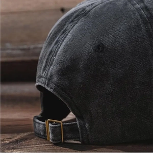 Détail d'une casquette de baseball en coton lavé gris foncé avec boucle en métal vintage