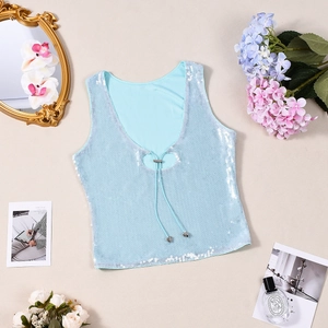 Détail du haut sans manches à paillettes bleu clair avec décolleté V profond et lacets