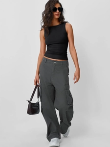 Dettaglio del top senza maniche slim fit abbinato a pantaloni cargo grigi multitasche