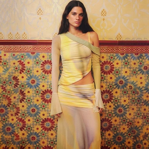 Dettaglio completo due pezzi giallo tie-dye con taglio asimmetrico e gonna arricciata