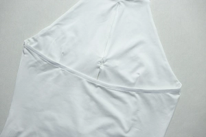 Détail de la couture et du tissu blanc hautement élastique sur un ensemble dos nu
