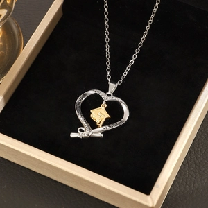 Inspirerende afstudeerketting met hart, gouden afstudeerhoed en rol in een sieradendoos
