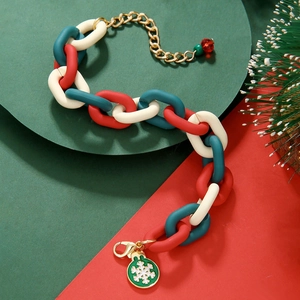 Gros plan d'un bracelet de Noël à gros maillons avec pendentif flocon et fermoir doré