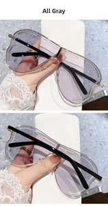 Vue détaillée des lunettes de soleil grises oversize avec pont doré et branches fines