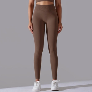 Detail der nahtlosen High-Waist-Yogahose in Dunkelbraun mit geripptem Taillenbund
